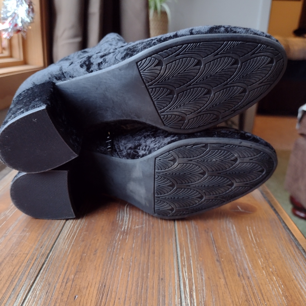 Beautiful! Velvet w/Embroidered Paisley Pattern Ankle Boot Size 8 Med NWOT - Picture 11 of 14